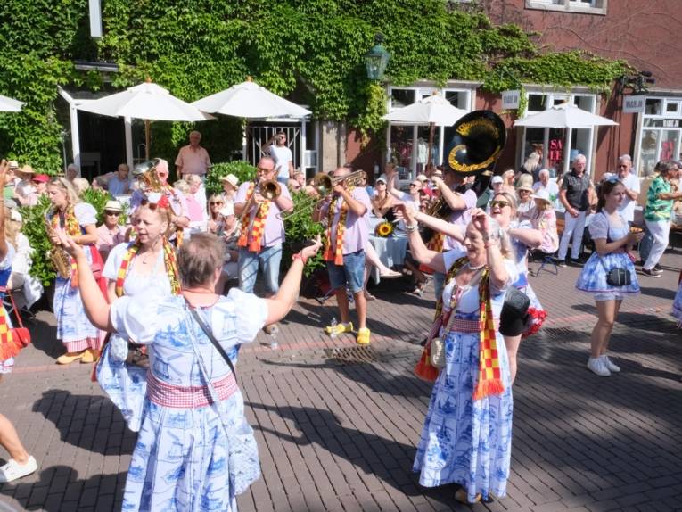 Menschen bei einem Festumzug.